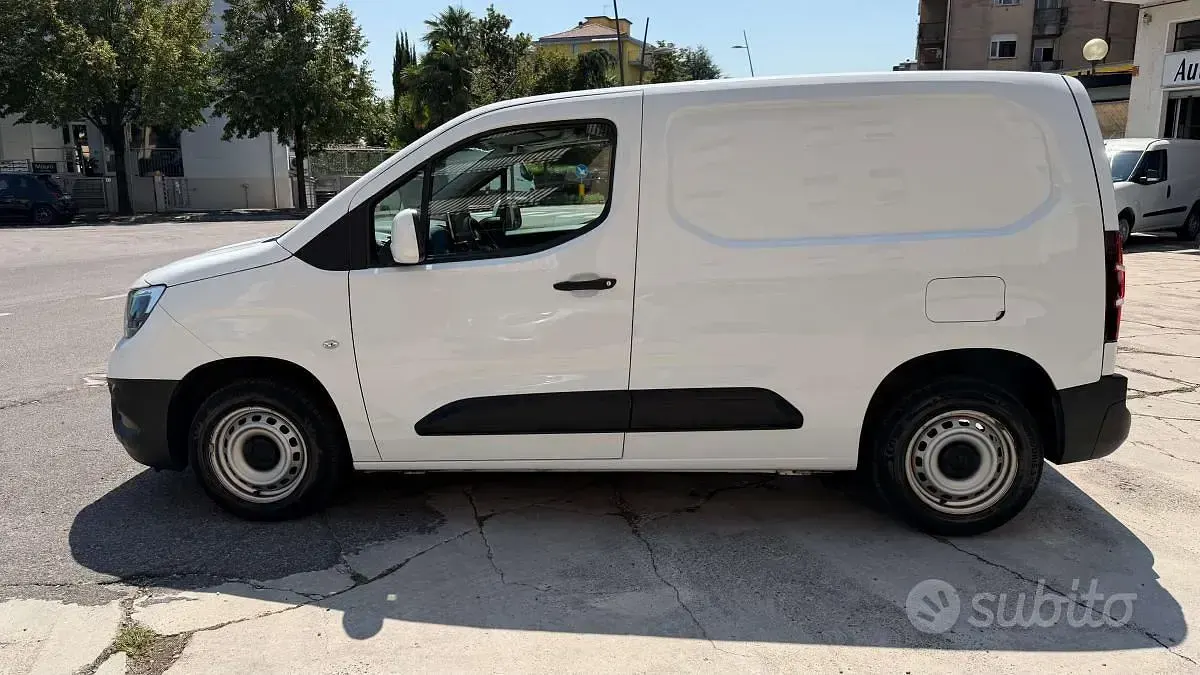 Usata Opel Combo 102 CV (75 kW) 2021 Bianco Monovolume