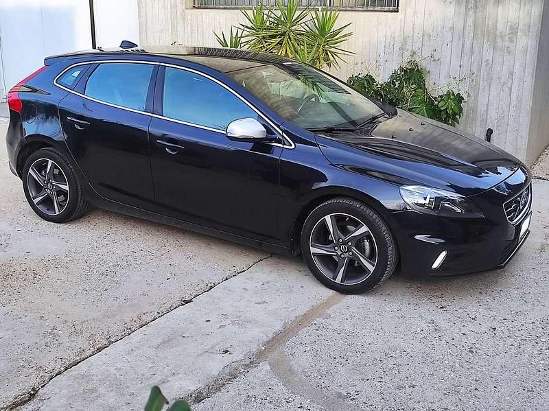Usata Volvo V40 R-Design Momentum 114 CV (83 kW) 2014 Nero Berlina
