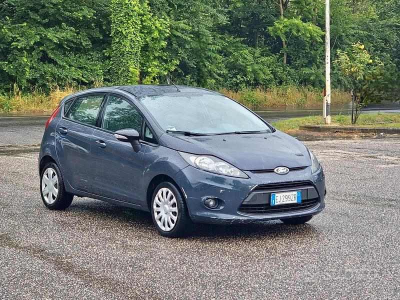 Grigio Usata 2011 Ford Fiesta Titanium Due volumi | 4300 € (Buon prezzo) - Immagine 1/4