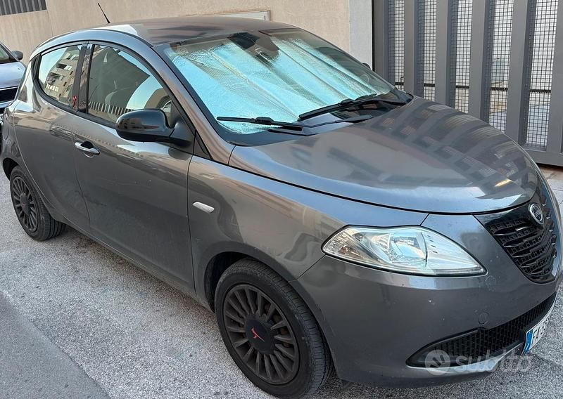 Grigio Usata 2015 Lancia Ypsilon Due volumi | 5000 € (Buon prezzo) - Immagine 1/3