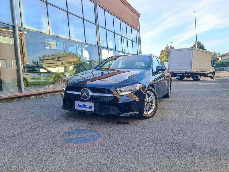 Nero Usata 2018 Mercedes A180 Tre volumi | 17.900 € (Buon prezzo) - Immagine 1/4