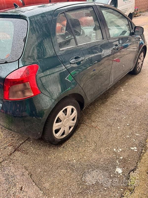 Usata Toyota Yaris 92 CV (67 kW) 2006 Verde Utilitaria