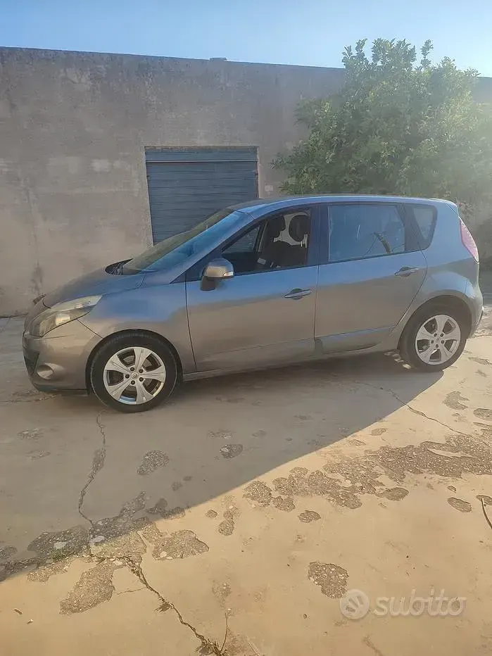 Usata Renault Scénic 110 CV (80 kW) 2011 Grigio Monovolume