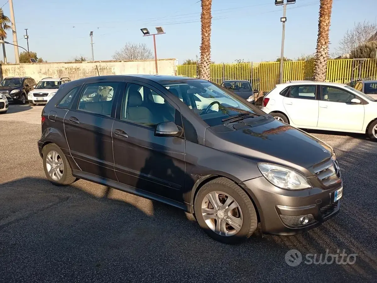 Usata Mercedes B180 Executive 109 CV (80 kW) 2010 Grigio Monovolume