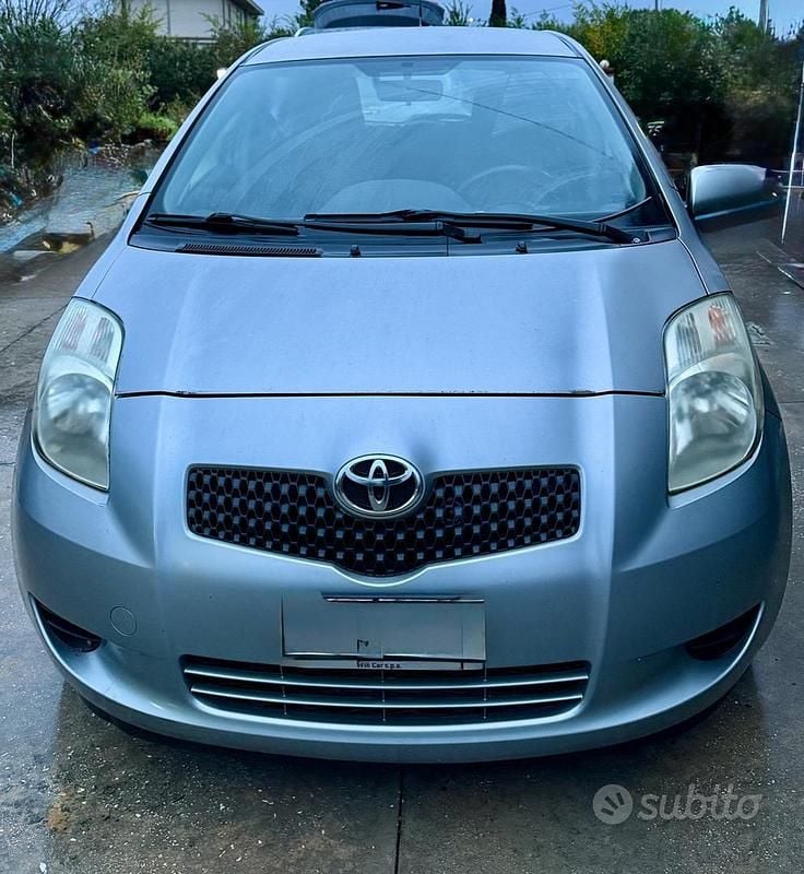 Usata Toyota Yaris 87 CV (63 kW) 2006 Grigio Utilitaria