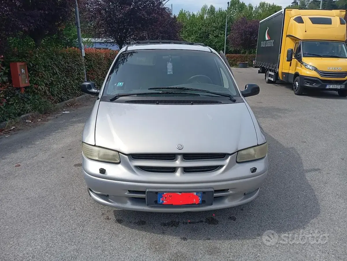 Usata Chrysler Voyager 116 CV (85 kW) 2000 Grigio Monovolume