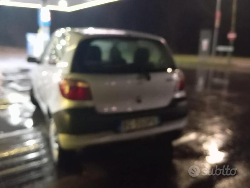 Usata Toyota Yaris 68 CV (50 kW) 2000 Grigio Utilitaria