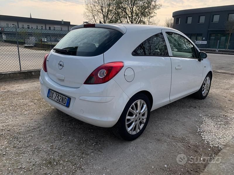 Usata Opel Corsa Enjoy 80 CV (58 kW) 2009 Bianco Utilitaria