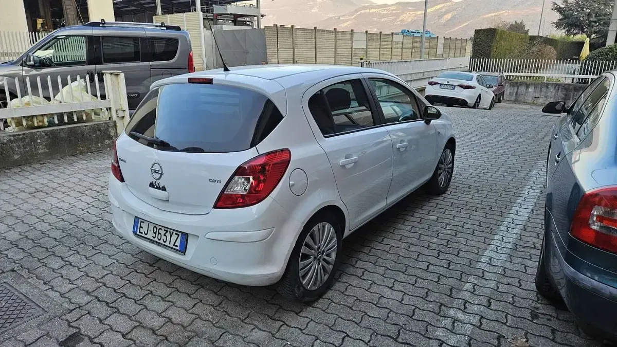 Usata Opel Corsa Edition 75 CV (55 kW) 2011 Bianco Utilitaria