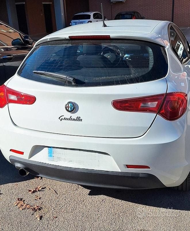 Occasion Alfa Romeo Giulietta Distinctive 120 ch (88 kW) 2013 Blanc Berline