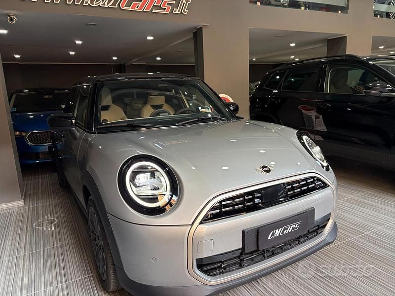 Grigio Nuova 2025 Mini Cooper Favoured Utilitaria | 31.901 € (Cara) - Immagine 1/4