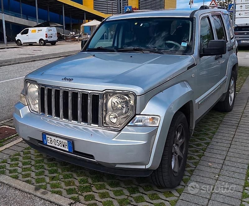 Usata Jeep Cherokee 200 CV (147 kW) 2010 Grigio SUV