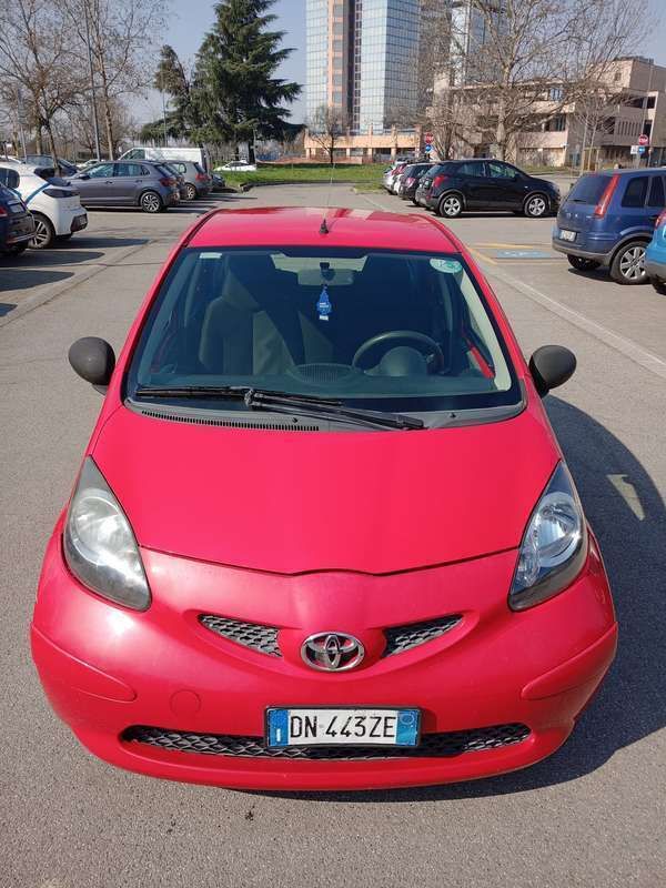 Rosso Usata 2008 Toyota Aygo Due volumi | 1700 € (Buon prezzo) - Immagine 1/4