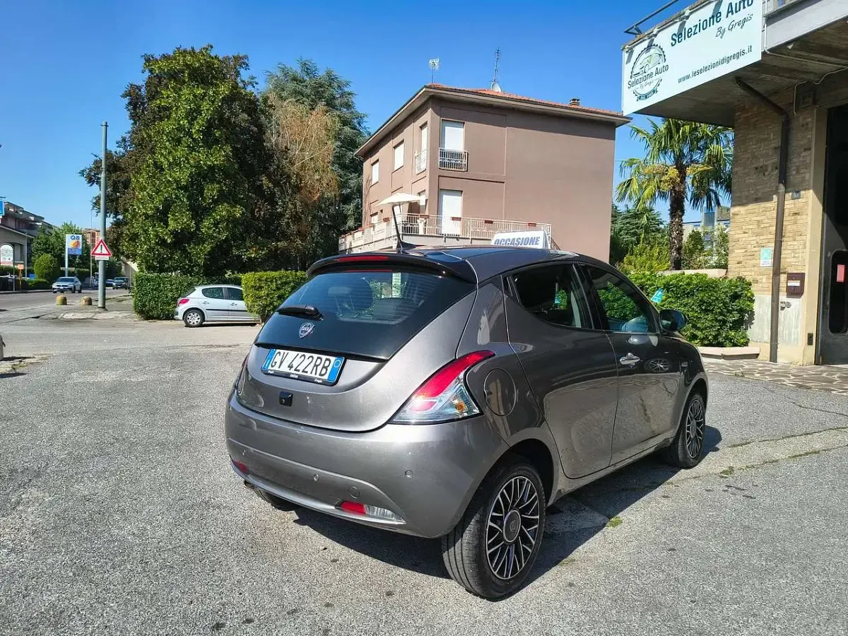 Usata Lancia Ypsilon 69 CV (50 kW) 2024 Grigio Utilitaria