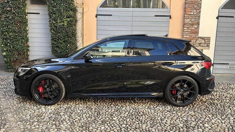 Nero Usata 2022 Audi RS3 Tre volumi | 48.690 € (Buon prezzo) - Immagine 1/4