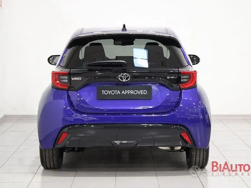 Nuova Toyota Yaris Hybrid Lounge 92 CV (67 kW) 2026 Bluazzurro Berlina