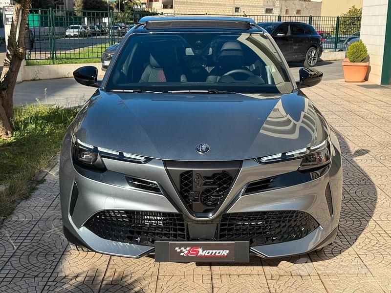 Grigio Nuova 2025 Alfa Romeo Junior Edizione Speciale SUV | 30.900 € (Cara) - Immagine 1/4