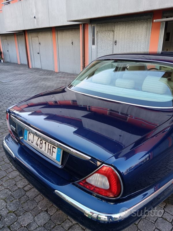 Usata Jaguar XJ8 258 CV (189 kW) 2003 Blu Berlina