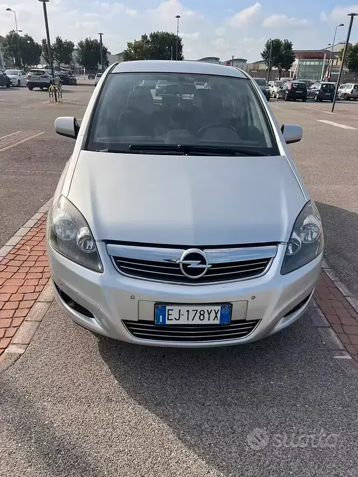 Usata Opel Zafira 150 CV (110 kW) 2011 Grigio Monovolume