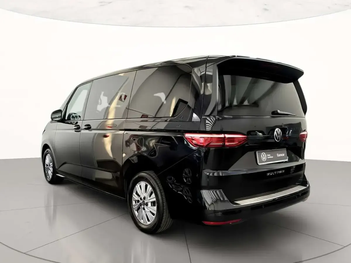 Usata VW Multivan 150 CV (110 kW) 2023 2t deep black perlato Monovolume