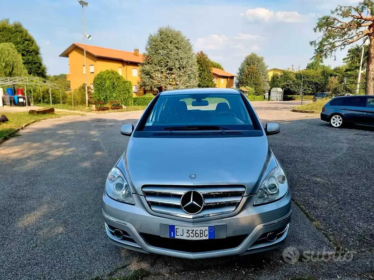 Usata Mercedes B180 109 CV (80 kW) 2011 Grigio Utilitaria