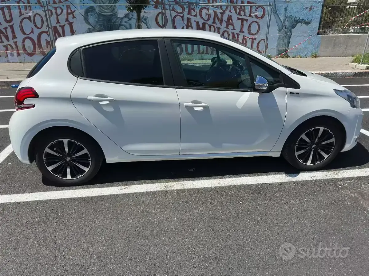Usata Peugeot 208 Signature Sky 83 CV (61 kW) 2019 Bianco Utilitaria
