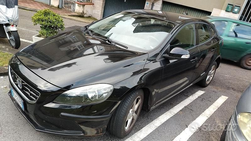 Usata Volvo V40 120 CV (88 kW) 2016 Nero Berlina