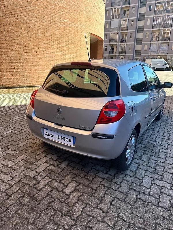 Usata Renault Clio II LE 75 CV (55 kW) 2007 Grigio Berlina