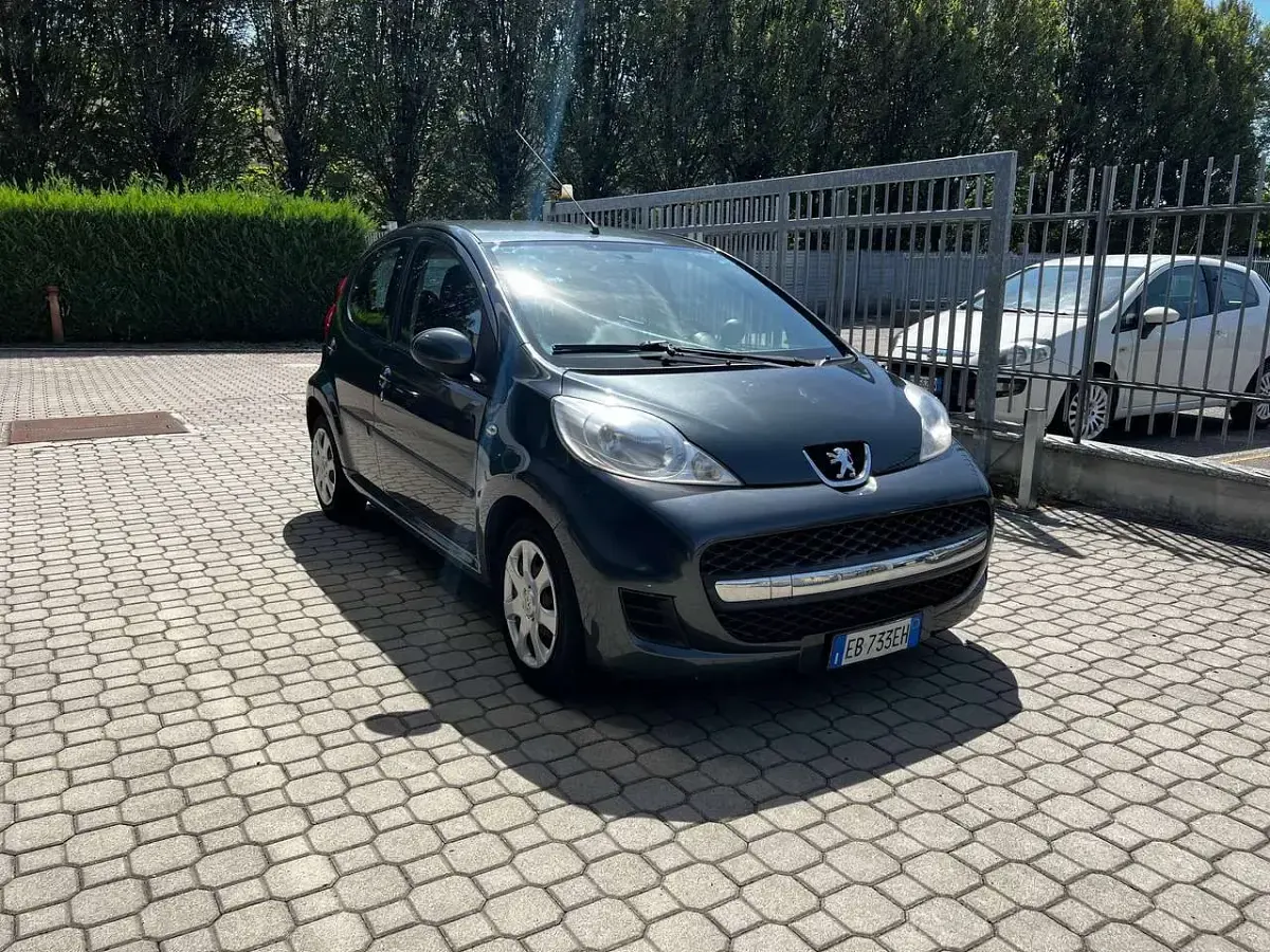 Usata Peugeot 107 Active 68 CV (50 kW) 2011 Grigio Utilitaria