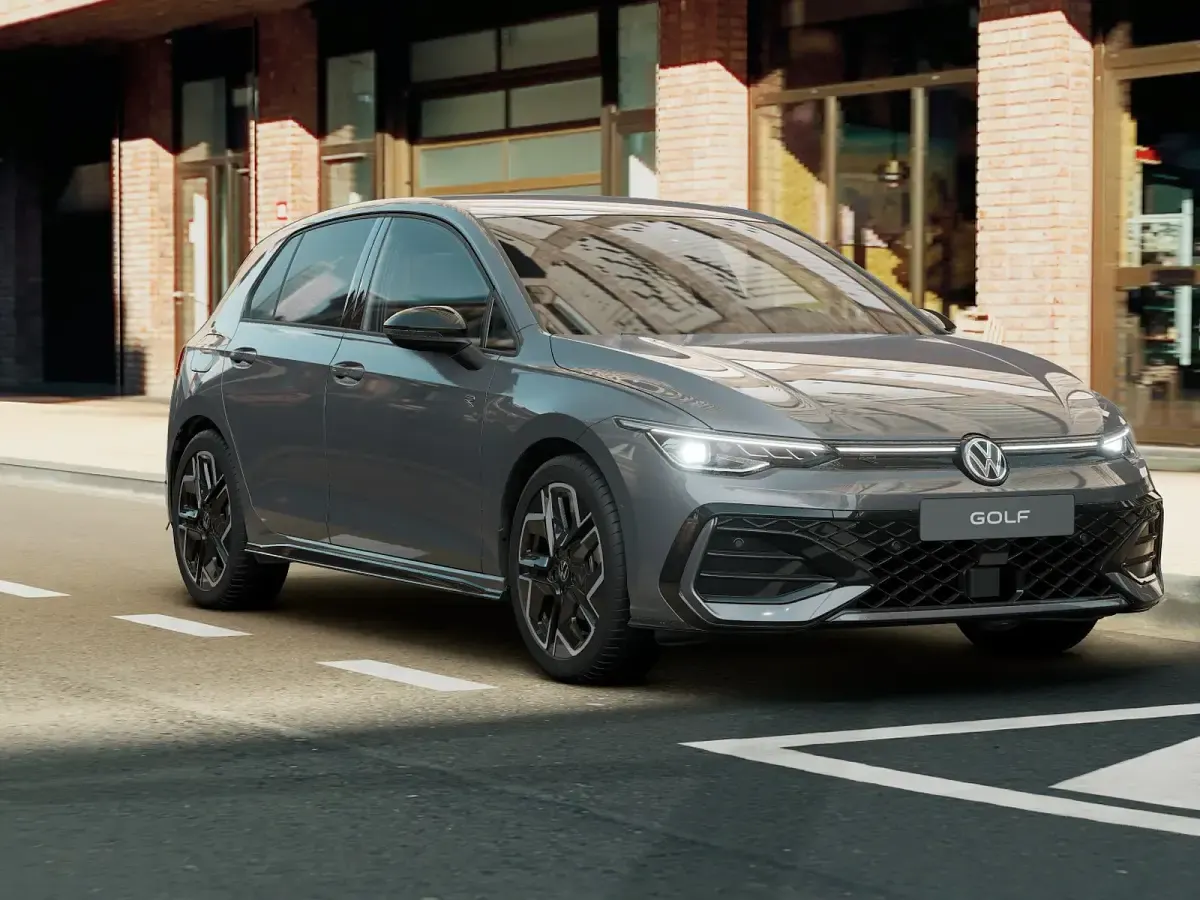 Nuova VW Golf VIII R-line Plus 150 CV (110 kW) 2026 Dolphin grey metallizzato Berlina