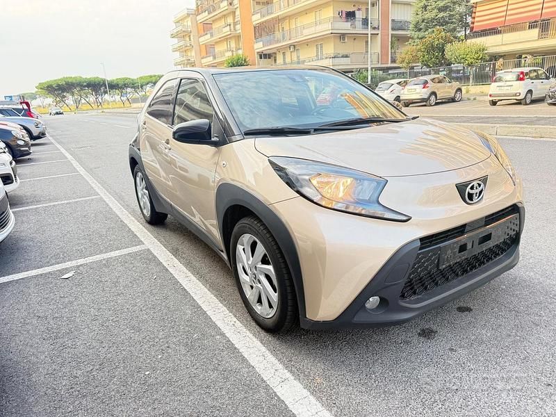 Usata Toyota Aygo X Lounge 72 CV (52 kW) 2022 Beige SUV