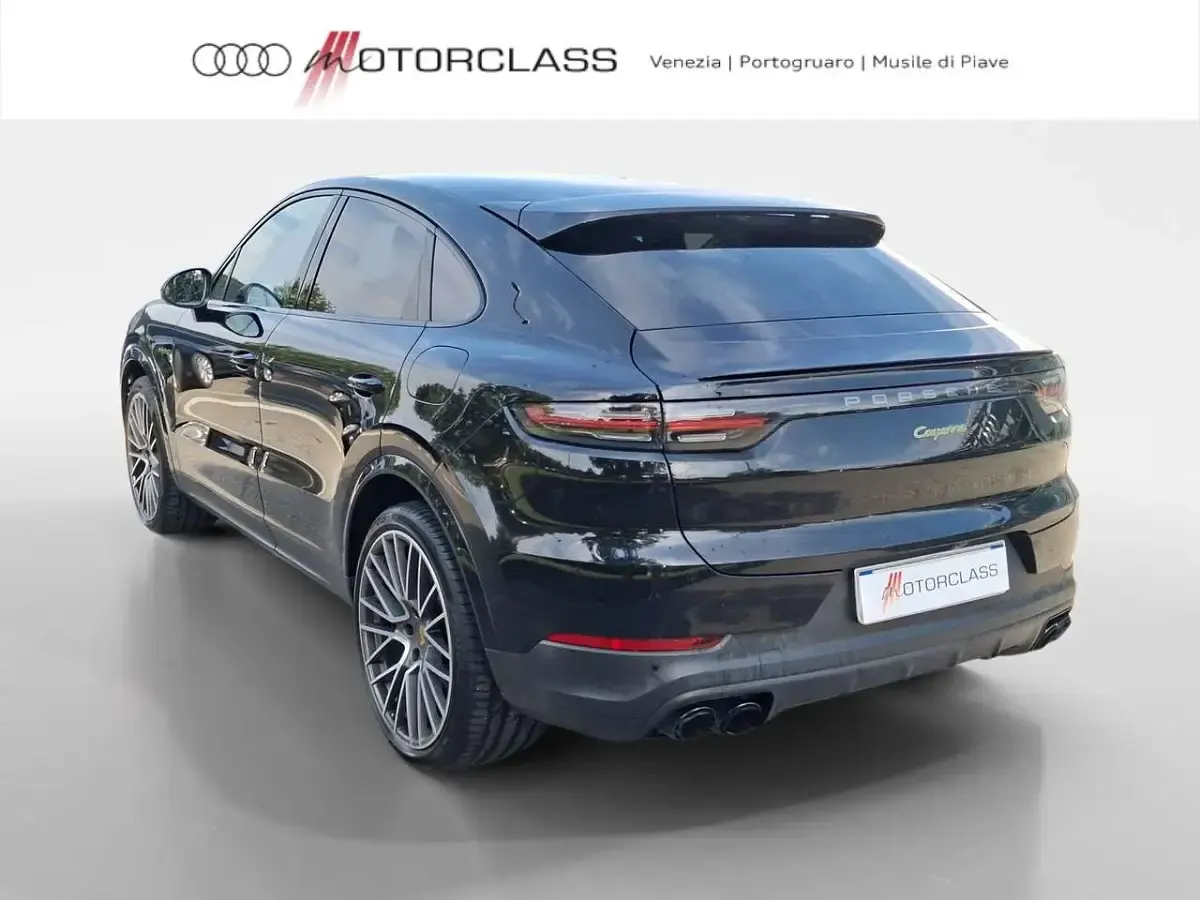 Usata Porsche Cayenne 462 CV (339 kW) 2023 Nero metallizzato SUV