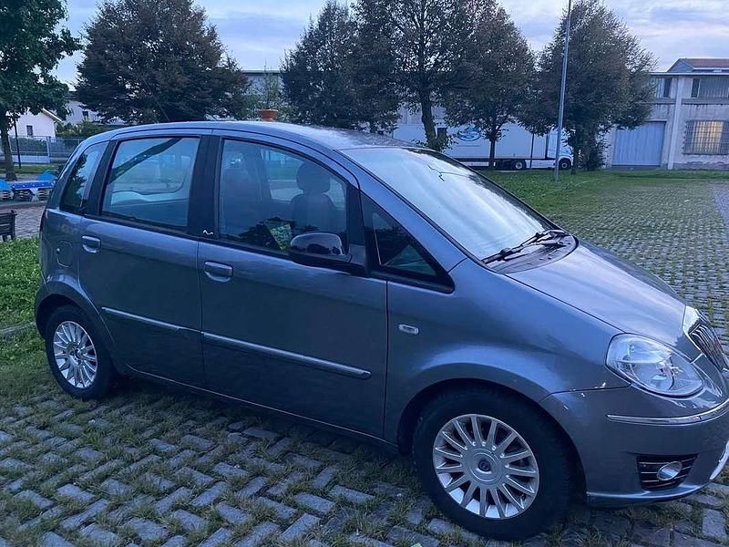 Usata Lancia Musa 95 CV (69 kW) 2012 Grigio Monovolume