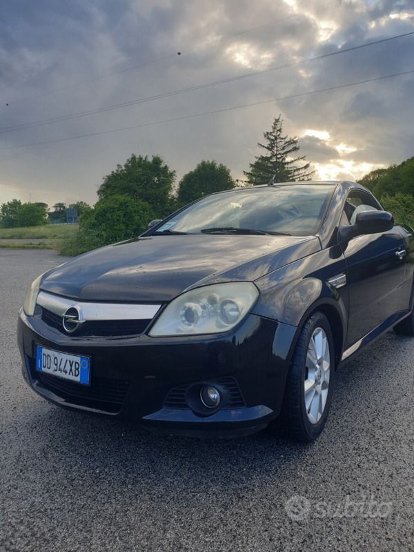 Usata Opel Tigra 69 CV (50 kW) 2006 Nero Cabrio