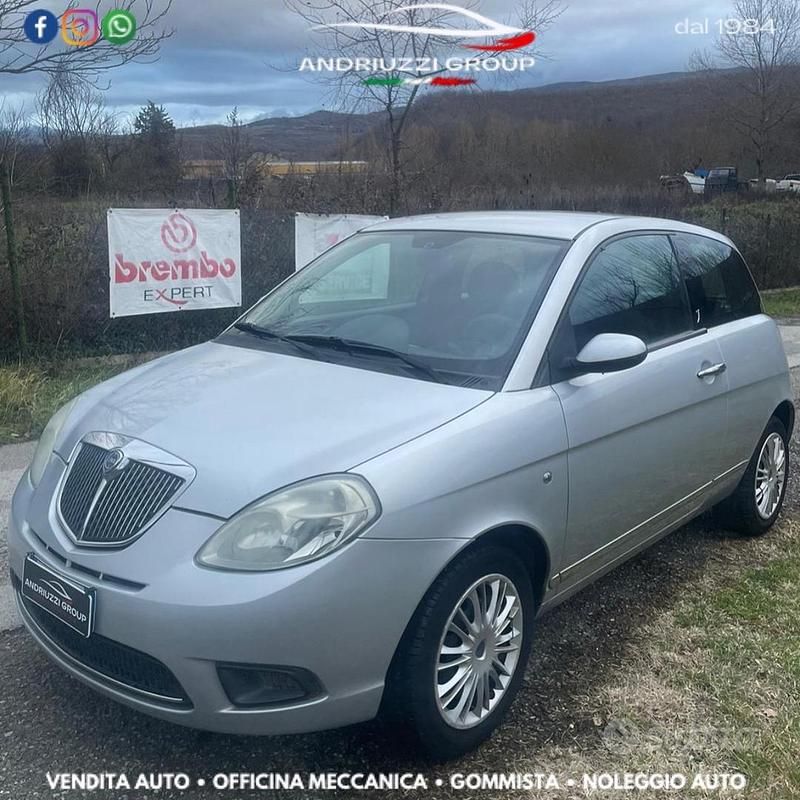 Usado Lancia Ypsilon 60 HP (44 kW) 2010 Cinzento Citadino