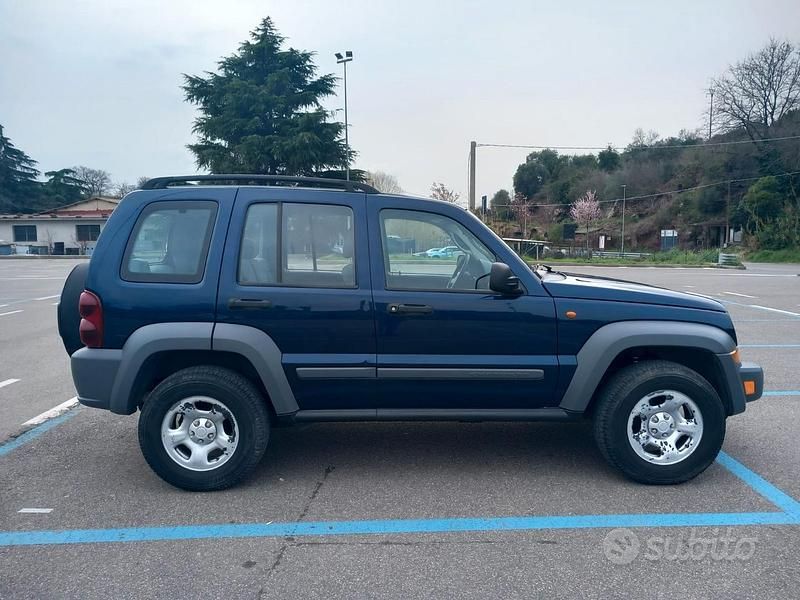 Usata Jeep Cherokee Sport 163 CV (119 kW) 2006 Blu SUV