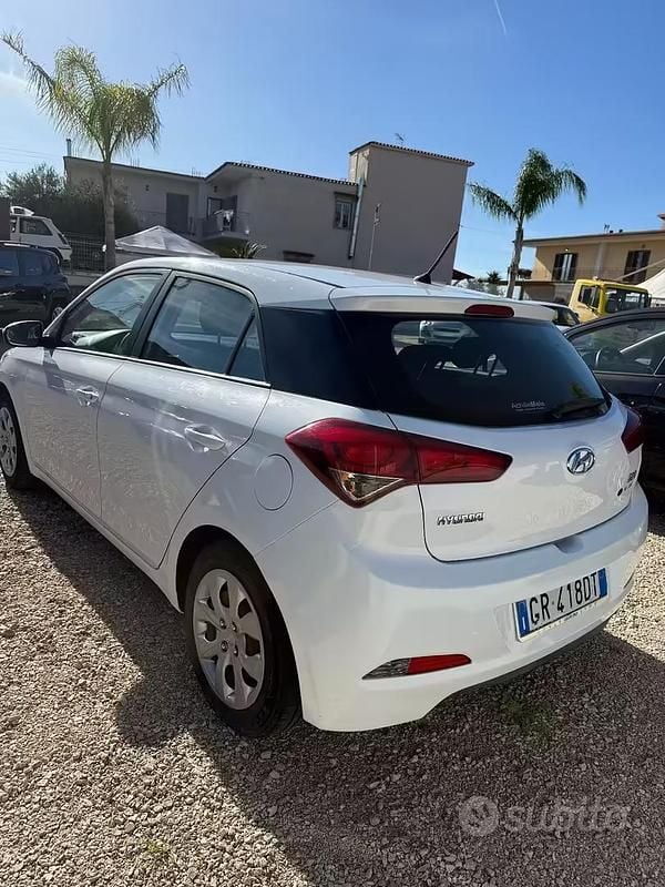 Usata Hyundai i20 82 CV (60 kW) 2018 Bianco Berlina