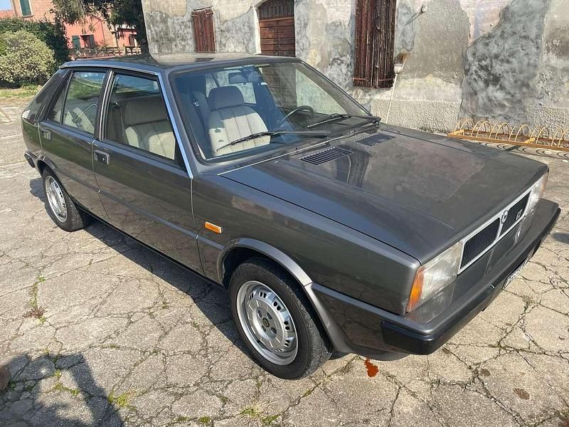 Usata Lancia Delta 105 CV (77 kW) 1983 Grigio Utilitaria