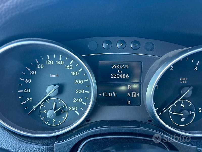 Usata Mercedes GL320 224 CV (164 kW) 2006 Grigio SUV