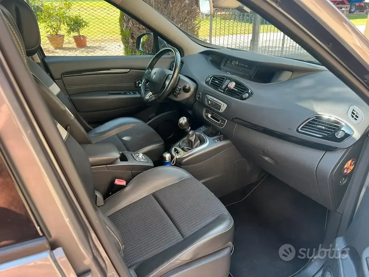 Usata Renault Scénic III 110 CV (80 kW) 2013 Grigio Monovolume