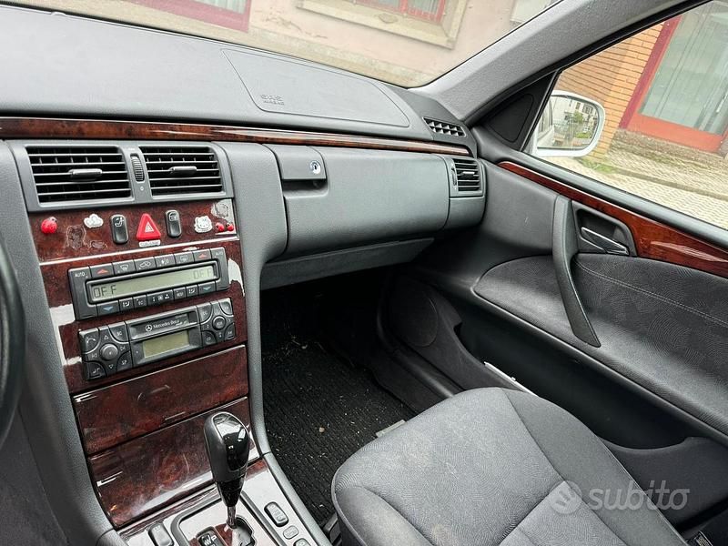 Usata Mercedes E200 Elegance 186 CV (136 kW) 2001 Argento Berlina