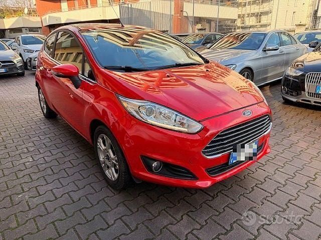 Usata Ford Fiesta Titanium 75 CV (55 kW) 2017 Rosso Utilitaria
