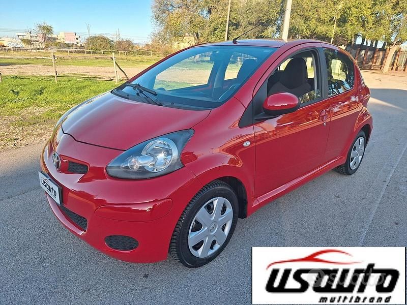 Rosso Usata 2009 Toyota Aygo Due volumi | 4800 € (Buon prezzo) - Immagine 1/4