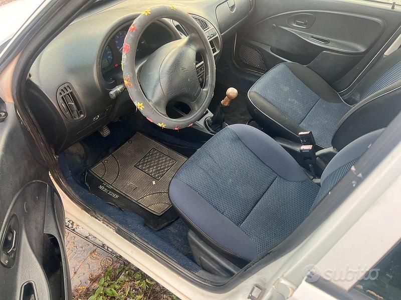 Usata Citroën Saxo 60 CV (44 kW) 2002 Bianco Utilitaria