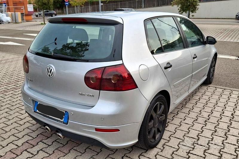 Argento Usata 2004 VW Golf V Sportline Tre volumi | 2500 € (Buon prezzo) - Immagine 1/4