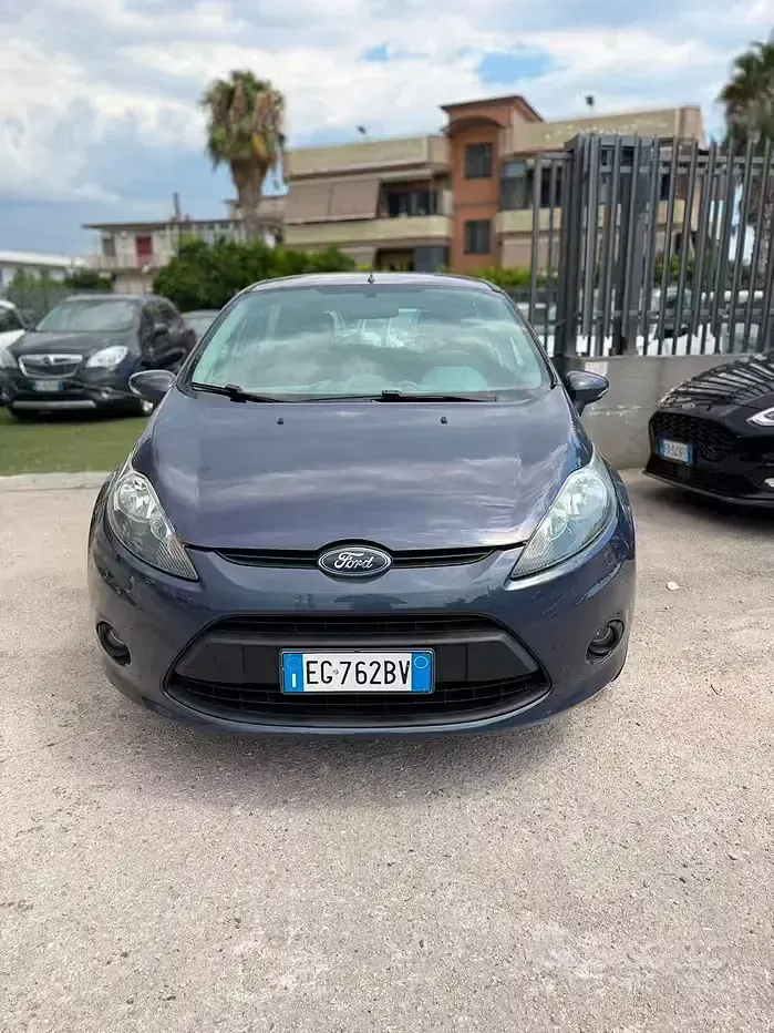 Usata Ford Fiesta 82 CV (60 kW) 2012 Blu Berlina