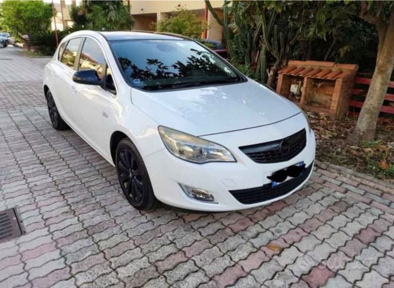 Usata 2010 Opel Astra Cosmo Tre volumi | 3500 € (Super prezzo) - Immagine 1/4