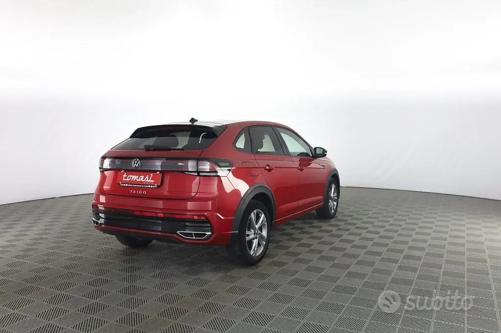 Usata VW Taigo R-line 110 CV (80 kW) 2024 Kings red con tetto nero pastello SUV