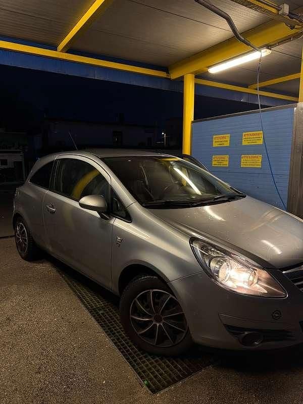 Usata Opel Corsa Enjoy 75 CV (55 kW) 2010 Argento Utilitaria