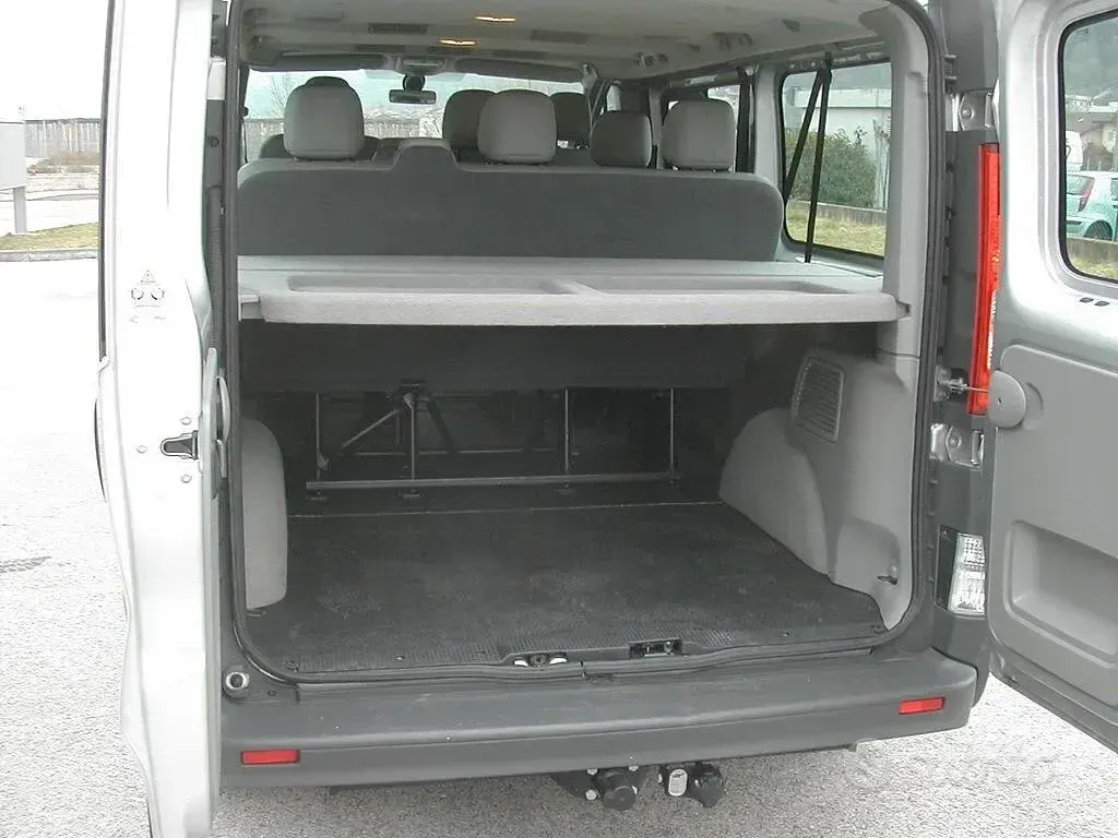 Usata Opel Vivaro 160 CV (117 kW) 2009 Grigio Monovolume